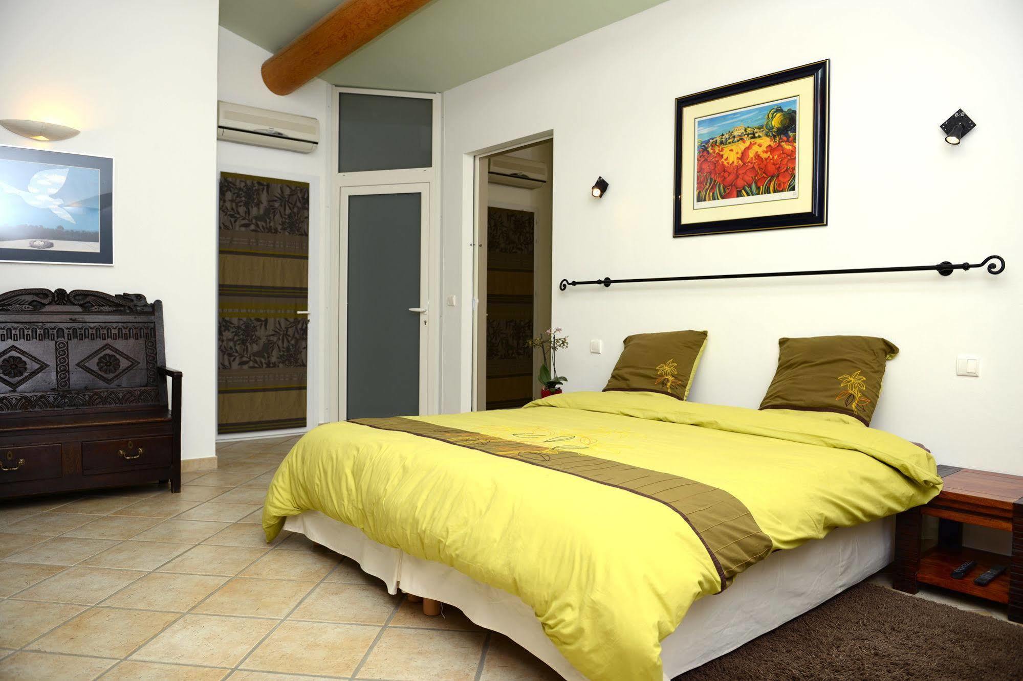 Bed and Breakfast Mas De Carabelle La Roque-Alric Экстерьер фото