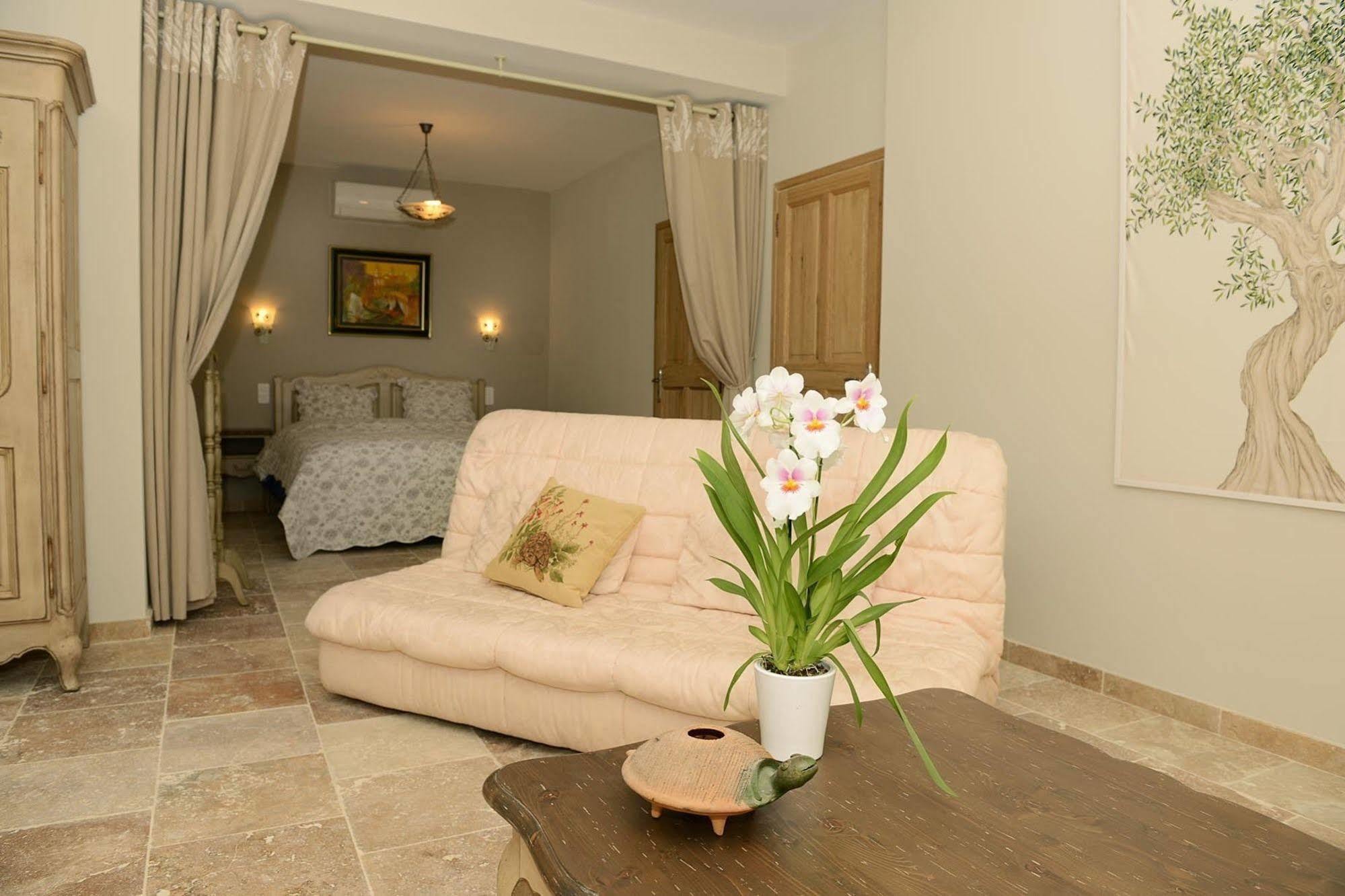 Bed and Breakfast Mas De Carabelle La Roque-Alric Экстерьер фото